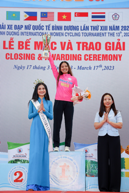 Bà Huỳnh Thị Thúy Phương -Phó Chủ tịch Hội Liên hiệp phụ nữ tỉnh và hoa hậu Nguyễn Thanh Hà trao thưởng cho VĐV đạt danh hiệu Miss Biwase