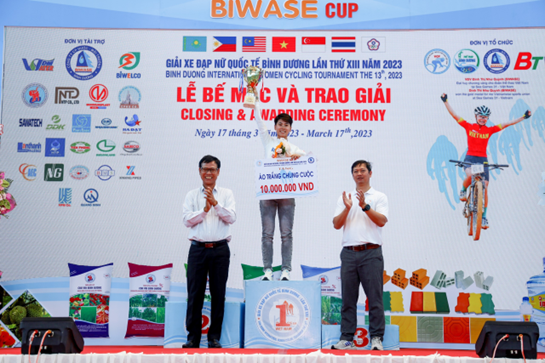 Ông Nguyễn Ngọc Vũ-TTK Liên đoàn xe đạp Mô tô thể thao VN và ông Nguyễn Thanh Hải -PTGD công ty CP Nhựa Bình Minh trao thưởng cho VĐV đạt áo trắng chung cuộc