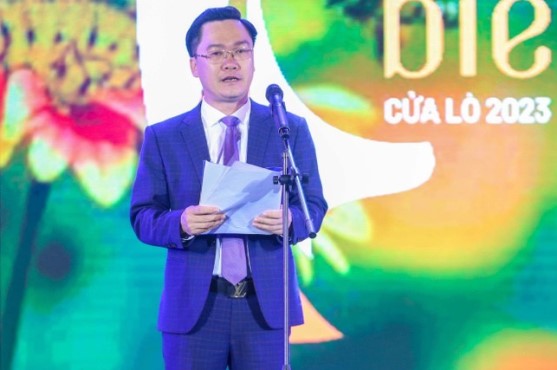 Ông Hoàng Văn Phúc - Phó Chủ tịch UBND thị xã Cửa Lò, Trưởng Ban tổ chức phát biểu khai mạc đêm chung kết Lễ hội 