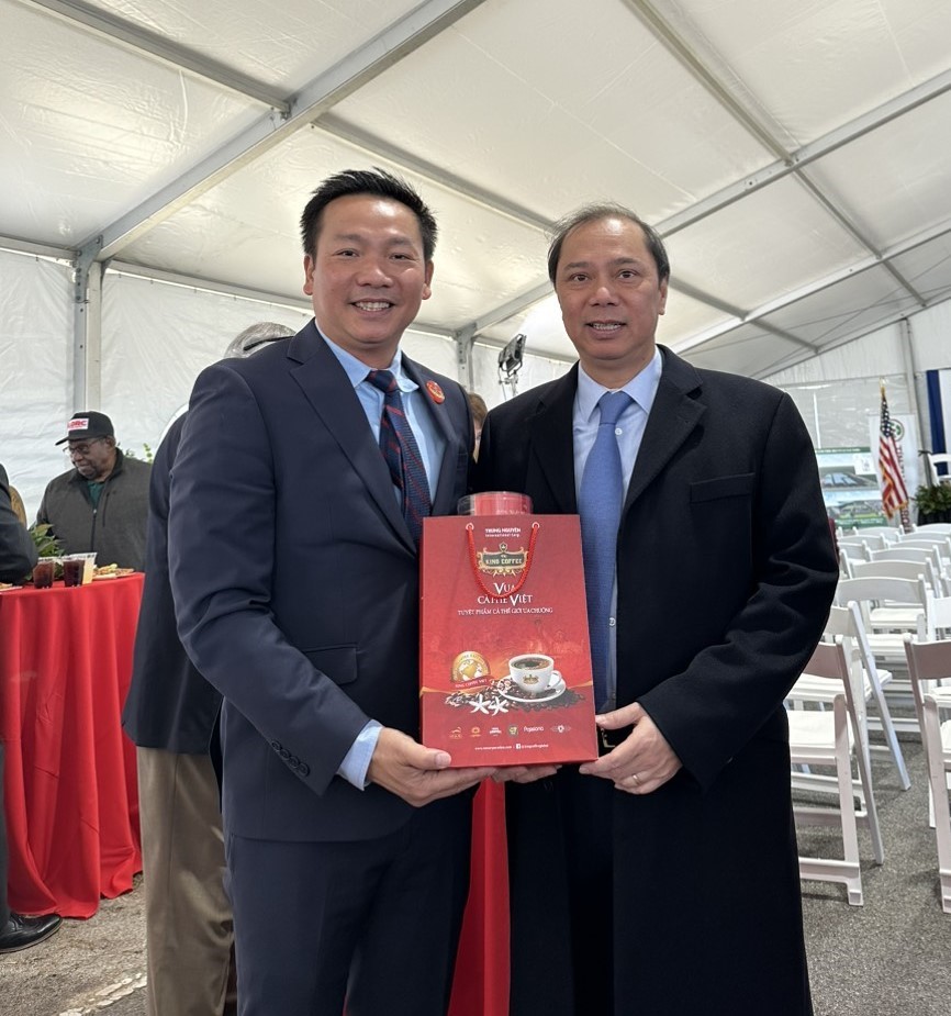 A Representative of King Coffee took a souvenir photo with Mr. Nguyen Quoc Dung - Ambassador of Vietnam to the US.