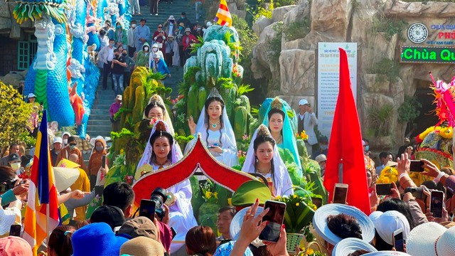 The Quan The Am festival is the crystallization of the values of Buddhist culture and people, the land of Ngu Hanh Son, clearly expressing the harmonious combination between the Dharma and the nation, the nation and the Dharma.