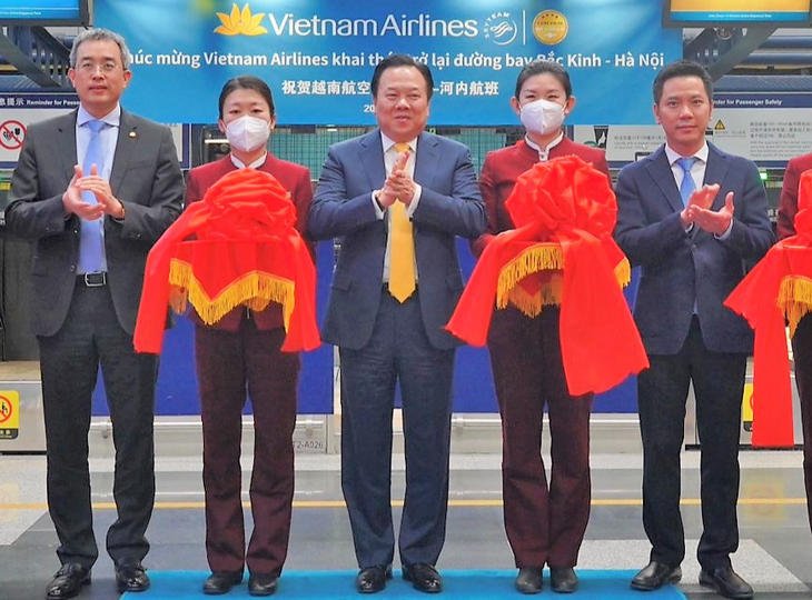 Các đại biểu cắt băng khai thác trở lại đường bay Hà Nội - Bắc Kinh của Vietnam Airlines tại sân bay quốc tế Bắc Kinh chiều 19-3