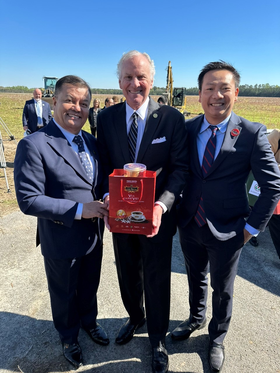 Mr. Tran Dinh Quyen - Chairman of Tin Thanh Group (left), Representative of King Coffee, and Mr. Henry Dargan McMaster - Governor of South Carolina (center).