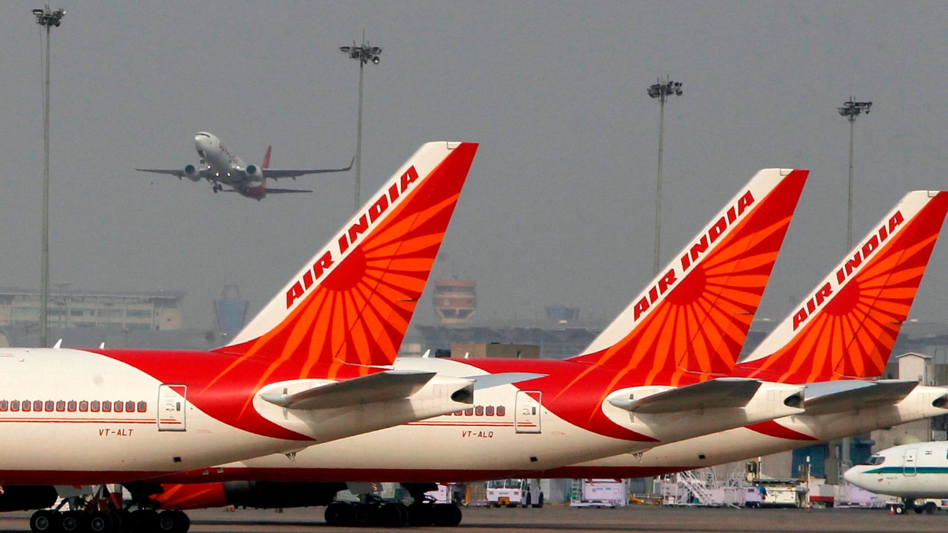 Hãng hàng không Ấn Độ phải hủy các chuyến bay quốc tế do thiếu nhân viên