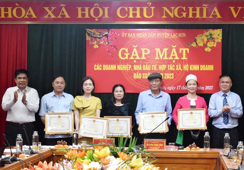 Lãnh đạo huyện Lạc Sơn trao tặng giấy khen cho 7 doanh nghiệp, hợp tác xã, nhà đầu tư có thành tích xuất sắc đóng góp phát triển KT-XH của huyện năm 2022.