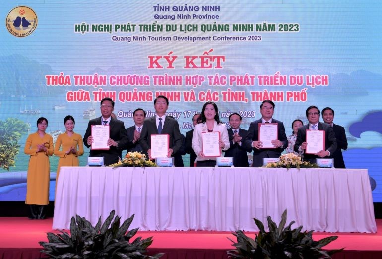 Quang Ninh Provincial People's Committee signed cooperation agreements with Hai Phong, Can Tho, and Dong Nai. Photo: Thanh Tuyen.