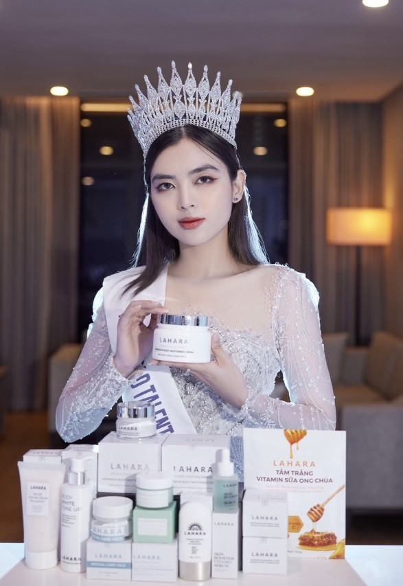 Truc Uyen is the owner of Lahara cosmetics brand in Vietnam and Malaysia.