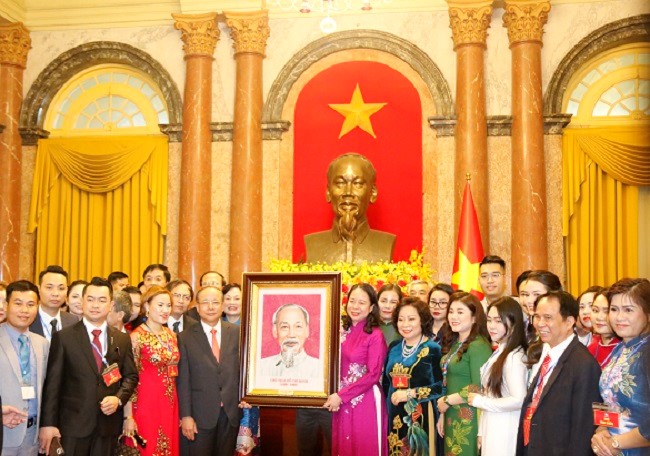 Vice President Vo Thi Anh Xuan presents a portrait of President Ho Chi Minh to the Vietnam Association of Small and Medium Enterprises.