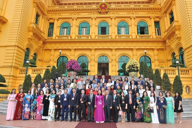 The Vice President took a photo with the delegation of the Vietnam Small and Medium Enterprises Association.