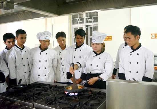 Học sinh được thực hành chế biến món ăn tại Trường Cao đẳng Nghề Phú Thọ