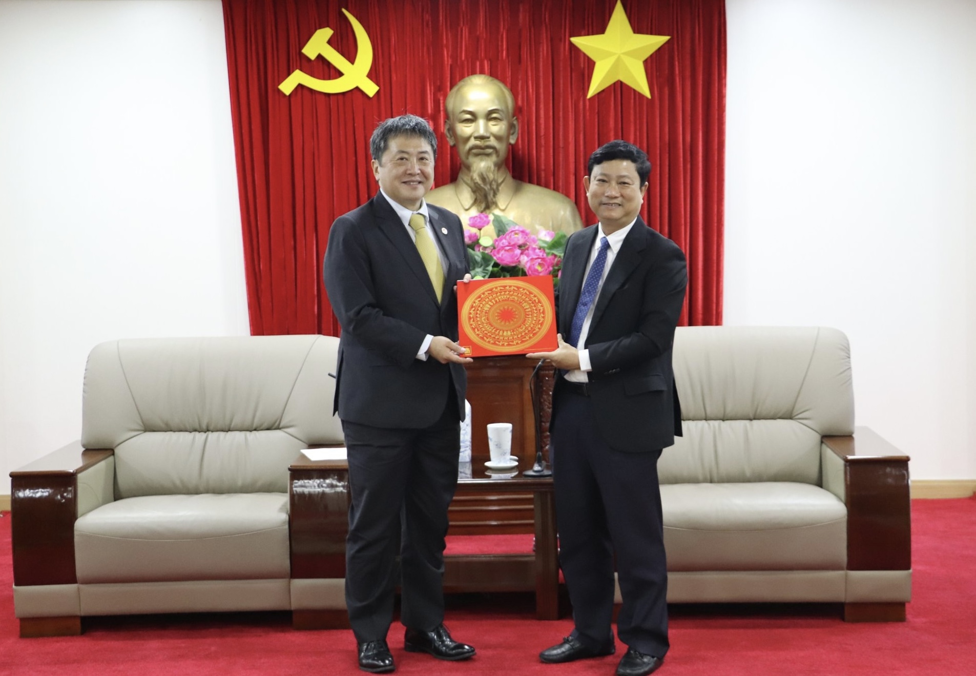Chủ tịch UBND tỉnh Võ Văn Minh tặng quà lưu niệm cho ông Shimizu Akira