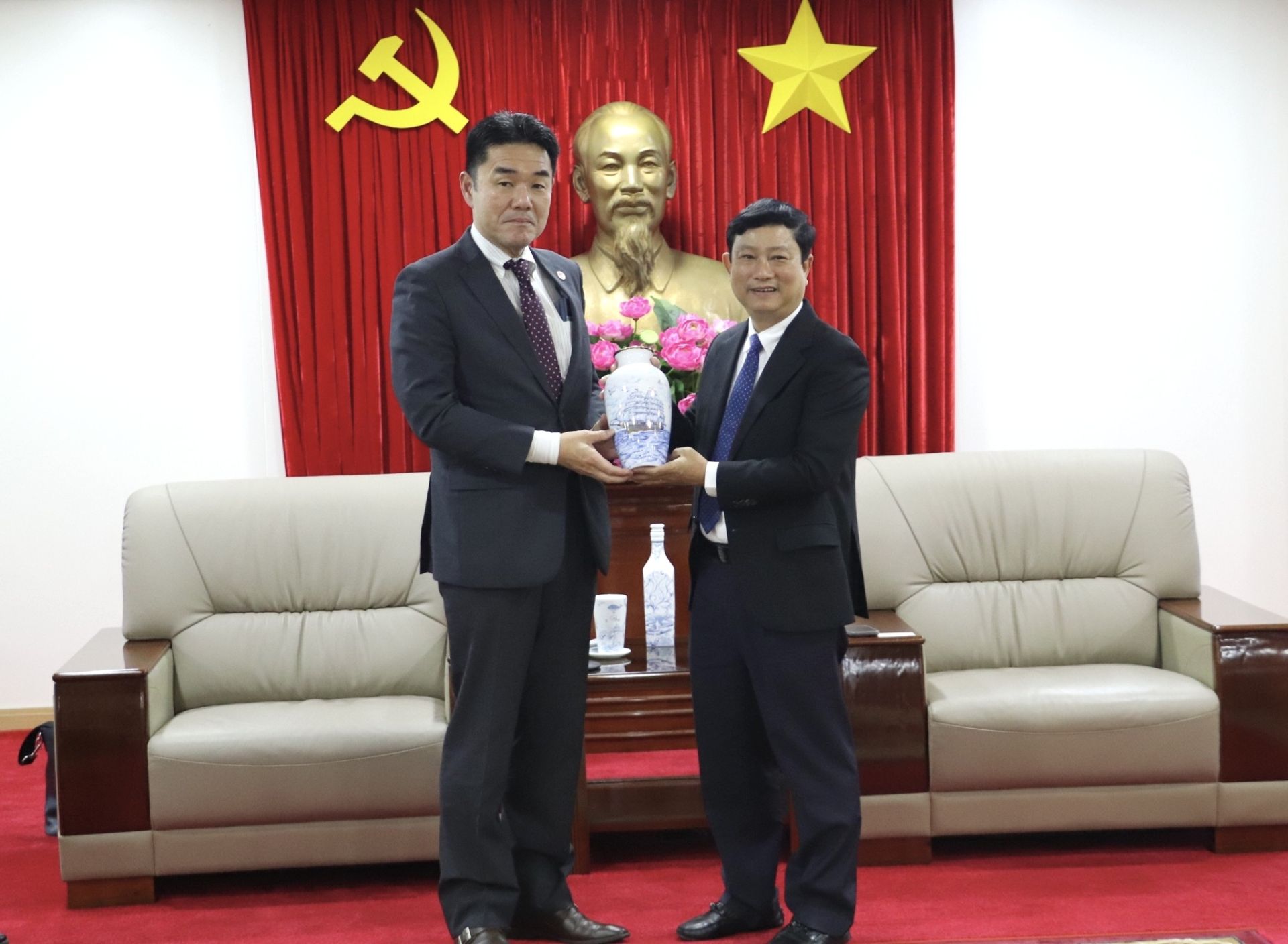 Chủ tịch UBND tỉnh Võ Văn Minh tặng quà lưu niệm cho ông Sugano Yuichi – Tân Trưởng Đại diện Văn phòng JICA Việt Nam