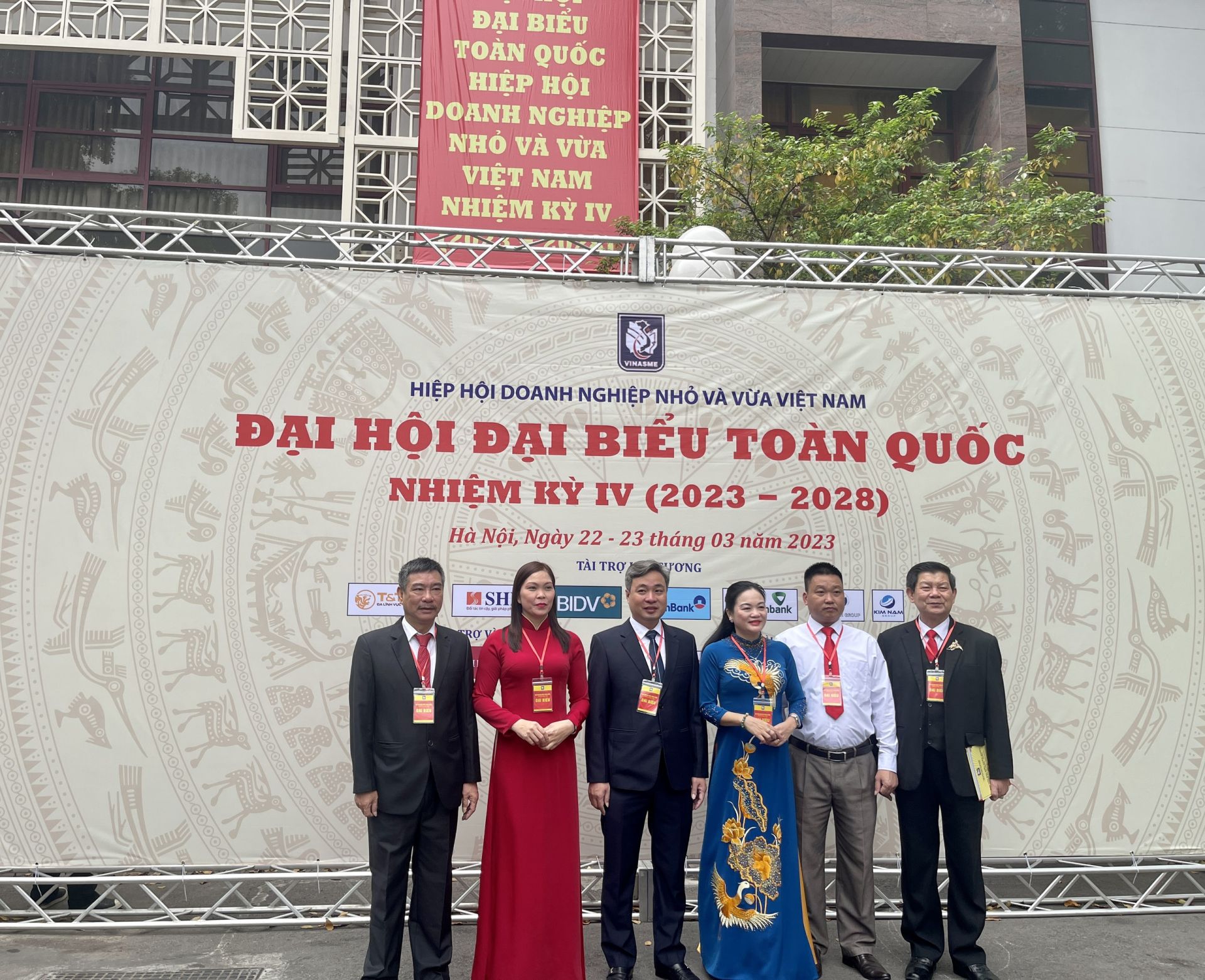 Các Đại biểu chụp ảnh check in tại địa điểm diễn ra Đại hội Đại biểu toàn quốc Hiệp hội Doanh nghiệp nhỏ và vừa Việt Nam (VINASME) lần thứ IV tại Nhà khách Quốc tế số 11 Lê Hồng Phong.