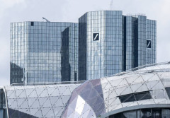 Cổ phiếu của Deutsche Bank trượt 14% khi đặt cược rằng sẽ vỡ nợ vì số nợ tăng vọt