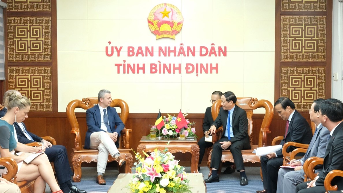 Ông Phạm Anh Tuấn – Chủ tịch UBND tỉnh Bình Định (bên phải) tiếp Ông Karl Van den Bossche - Đại sứ Bỉ tại Việt Nam (bên trái) trước khi bước vào hội thảo