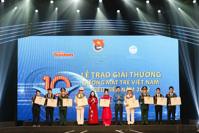 Ông Đặng Anh Tuấn (đứng thứ hai, bên phải) chụp hình lưu niệm cùng những Gương mặt trẻ tiêu biểu và các thành viên đại diện Tập đoàn AIG