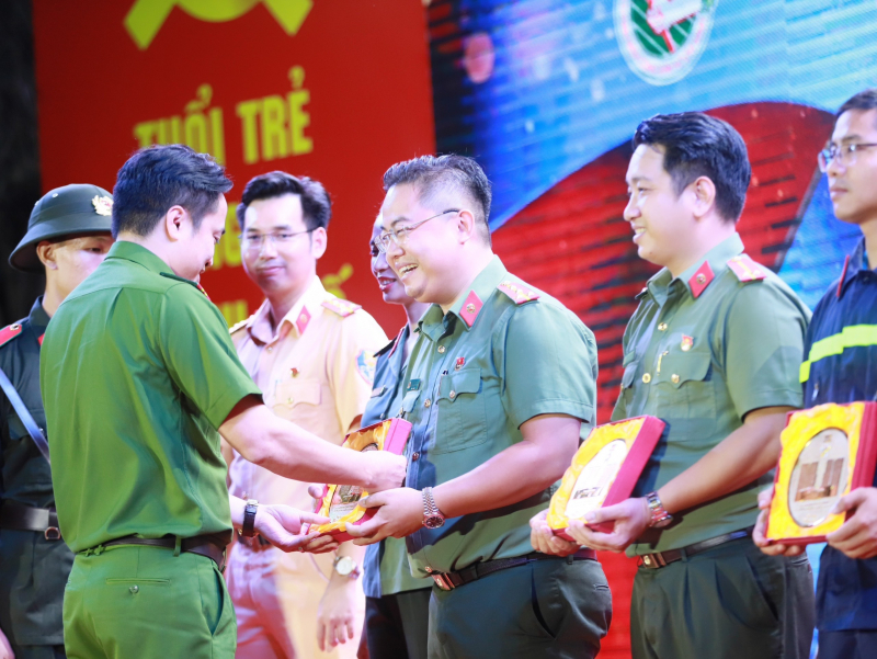 Lãnh đạo Công an TP Hồ Chí Minh trao tặng kỷ niệm chương cho các đồng chí Ban chấp hành Đoàn Công an thành phố