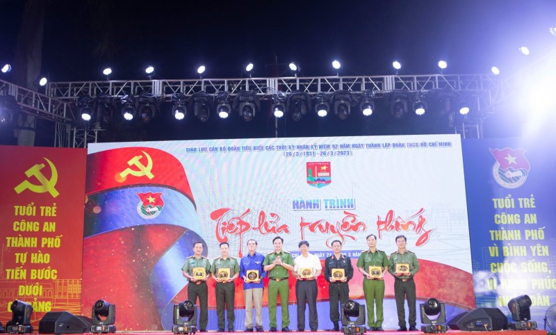 Leaders of Ho Chi Minh City Police present medals to the former Secretary, Head of the City Police's Youth Committee.