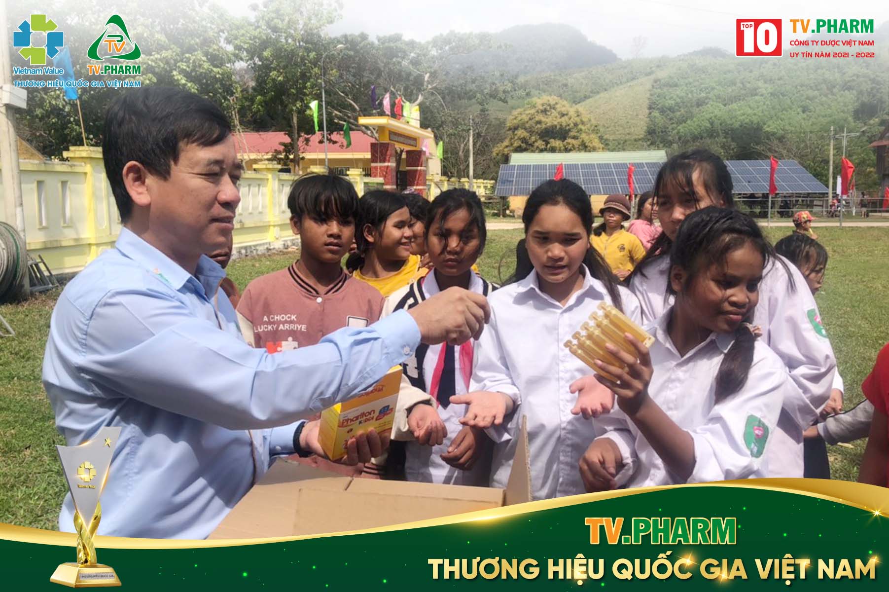 Khoảng 300 hộ gia đình tại xã Thượng Trạch, Quảng Bình được nhận thuốc điều trị và thực phẩm hỗ trợ sức khoẻ từ TV.PHARM