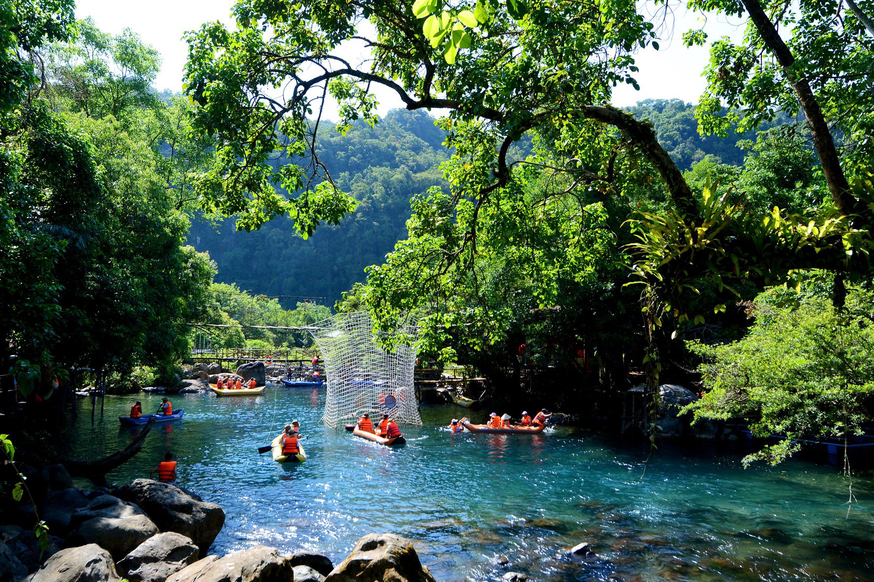 Suối Nước Mooc nằm trong quần thể hang động Vườn quốc gia Phong Nha Kẻ Bàng.