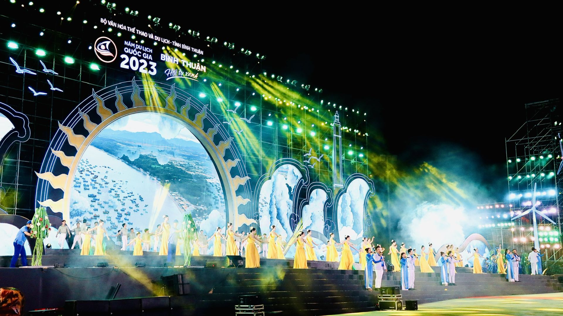 Chương trình Lễ khai mạc Năm Du lịch quốc gia 2023 gồm 3 chương, với chủ đề “Hội tụ xanh” thể hiện tinh thần quyết tâm hiện thực hóa mục tiêu phát triển du lịch xanh và bền vững của ngành Du lịch Việt Nam