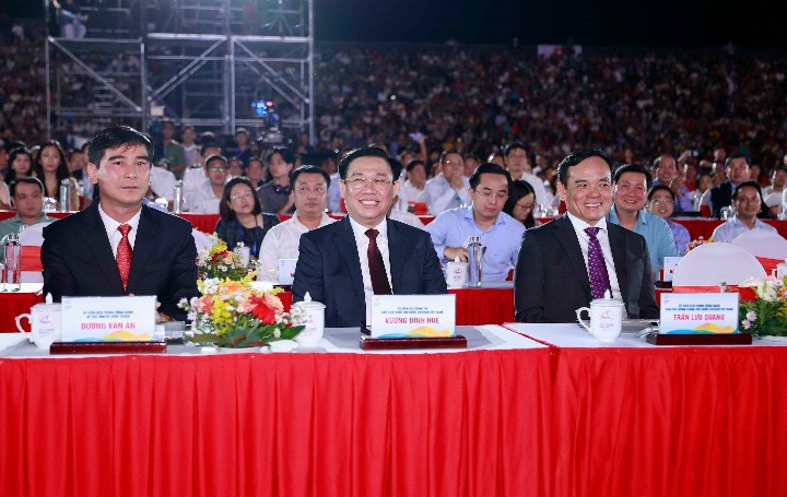 Vương Đình Huệ - Ủy viên Bộ Chính trị, Chủ tịch Quốc hội nước Cộng hòa Xã hội Chủ nghĩa Việt Nam đến tham dự chương trình và chỉ đạo.