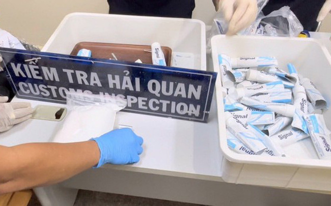4 tiếp viên Vietnam Airlines được phát hiện xách lậu 327 tuýp kem đánh răng (chưa mở nắp, nhiều nhãn hiệu khác nhau, mỗi tuýp được đựng trong một hộp giấy riêng lẻ) và 17 chai nước xúc miệng, bên trong có chứa ma túy và thuốc lắc