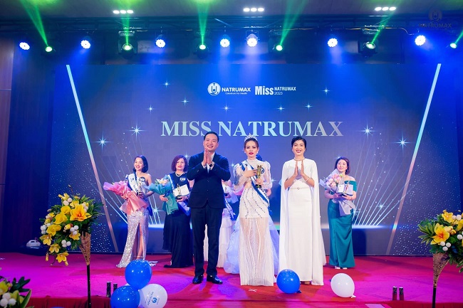 Ông Nguyễn Tất Tùng - Chủ tịch HĐQT và bà Nguyễn Mai - TGĐ Natrumax Việt Nam trao tặng giải thưởng cho Người đẹp Cộng Đồng Trần Thị Oanh