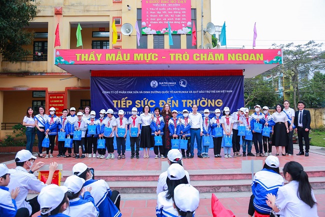 Miss Natrumax 2023 Trần Thị Oanh (người đứng thứ 2 bên phải) cùng các thành viên Natrumax trao quà cho các em học sinh trường THCS Kỳ Bá, thành phố Thái Bình