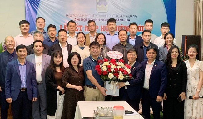Đồng chí Nguyễn Hữu Thập - Chủ tịch Hiệp hội DN tỉnh và các đại biểu dự đã tặng hoa chúc mừng sinh nhật hội viên Nguyễn Huy Nam, chủ Nhà hàng Huy Tùng, xã Kim Phú, thành phố Tuyên Quang.