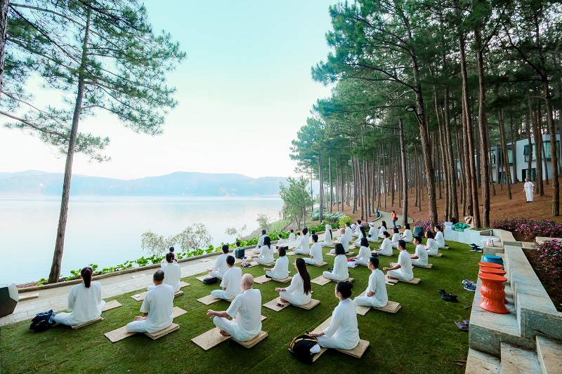 Mội người cũng học các thiền trong một buổi thiền tập tại hồ Tuyền Lâm - Đà Lạt.