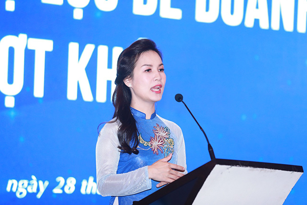 Bà Bùi Thị Phương Chi – Giám đốc Kênh truyền hình kinh tế Tài chính VITV phát biểu và gửi lời cảm ơn khách mời