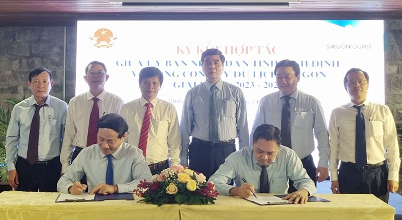 Ông Phạm Huy Bình, Chủ tịch Saigontourist Group và ông Phạm Anh Tuấn, Chủ tịch UBND tỉnh Bình Định, ký bản thỏa thuận hợp tác phát triển du lịch giai đoạn 2023-2025