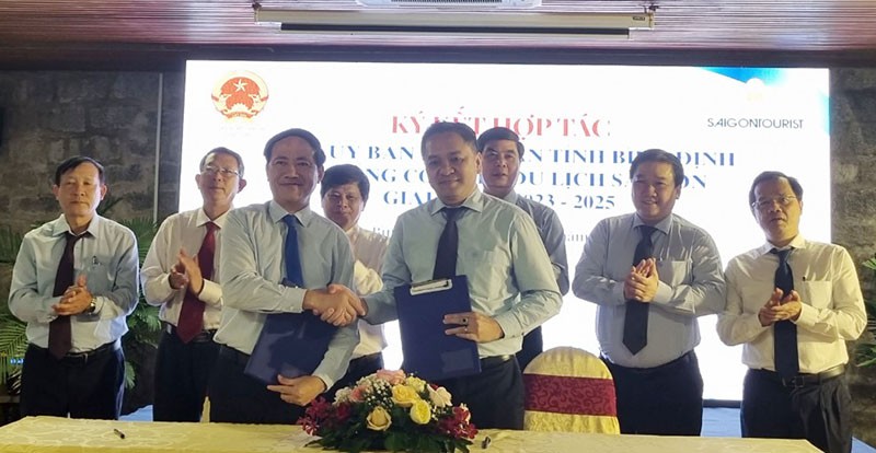 UBND tỉnh Bình Định và Saigontourist Group trao bản thỏa thuận hợp tác vừa được ký kết