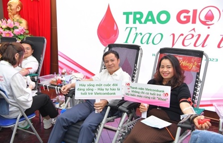 Đ/c Lê Hoàng Tùng - Ủy viên Ban Chấp hành Đảng bộ Vietcombank, Ủy viên Ban Chấp hành Đảng bộ cơ sở Trụ sở chính, Kế toán trưởng Vietcombank (thứ hai từ phải sang) tham gia hiến máu tại Trụ sở chính.