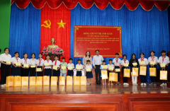 Phó Chủ tịch nước Võ Thị Ánh Xuân tặng quà đối tượng chính sách và công nhân lao động tỉnh Bình Dương