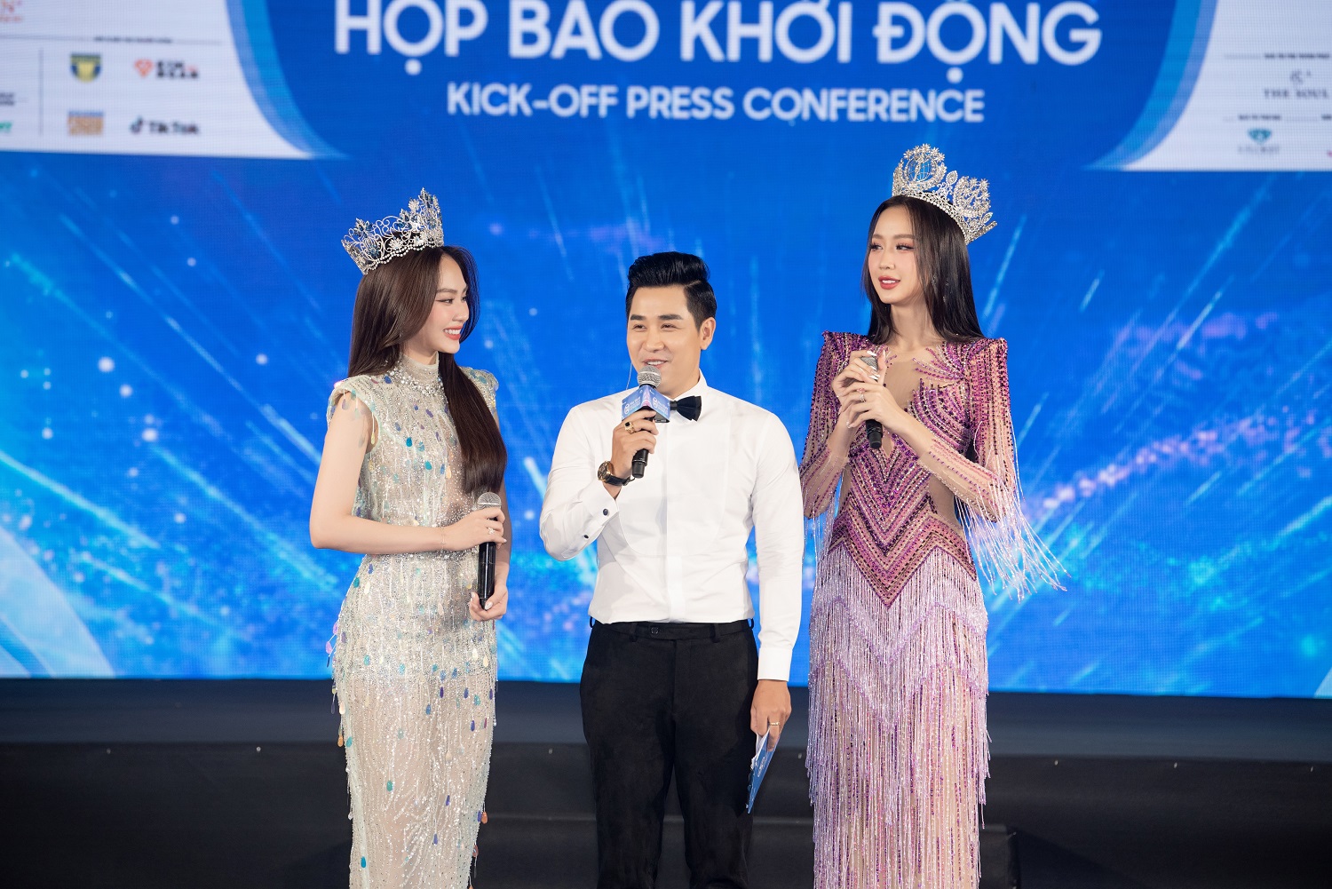 Hoa hậu Mai Phương (trái) và Hoa hậu Bảo Ngọc (phải) giao lưu vói MC