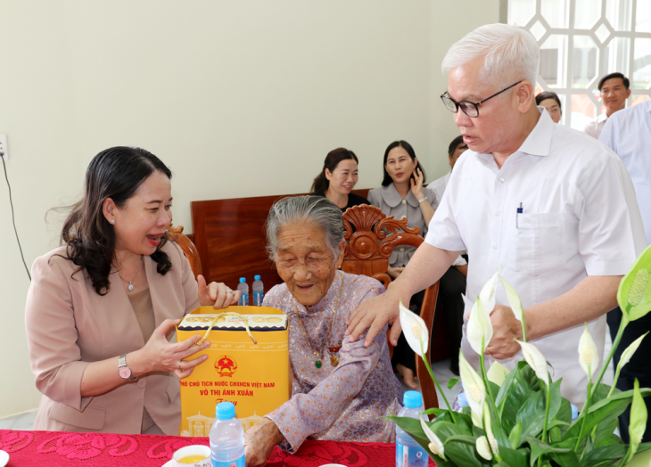 Phó Chủ tịch nước Võ Thị Ánh Xuân và Bí thư Tỉnh ủy Nguyễn Văn Lợi tặng quà cho Mẹ Việt Nam Anh hùng Ung Thị Nừng