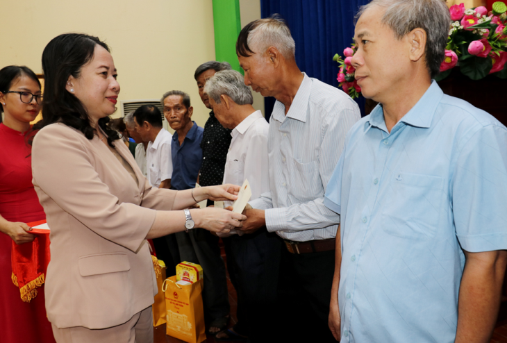 Phó Chủ tịch nước Võ Thị Ánh Xuân tặng quà cho các đối tượng chính sách