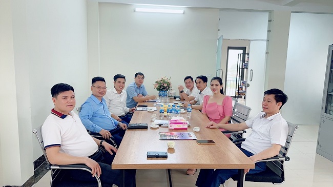 Chị Lê Thị Thảo (Áo hồng) - Công ty Cổ phần thực phẩm Bắc Việt tiếp đón các thành viên CLB DN 1983