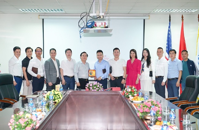 Anh Đường Minh Thái Tâm (Người mặc áo xanh đứng giữa), Chủ tịch CLB cùng các thành viên đến thăm Công ty Cổ phần Simco Sông Đà