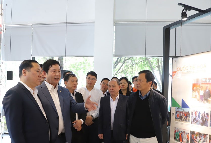 Bí thư Tỉnh uỷ Hòa Bình Nguyễn Phi Long cùng đoàn công tác thăm quan cơ sở vật chất trường Đại học FPT.