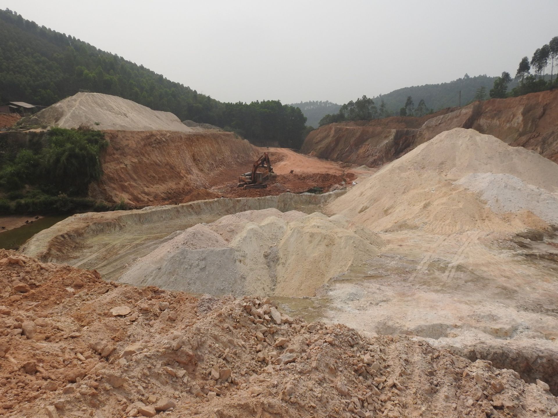 Một điểm khai thác và tập kết khoáng sản của Công ty TNHH thương mại Tiến Đạt ở khu 7, xã Sơn Thủy, huyện Thanh Thủy