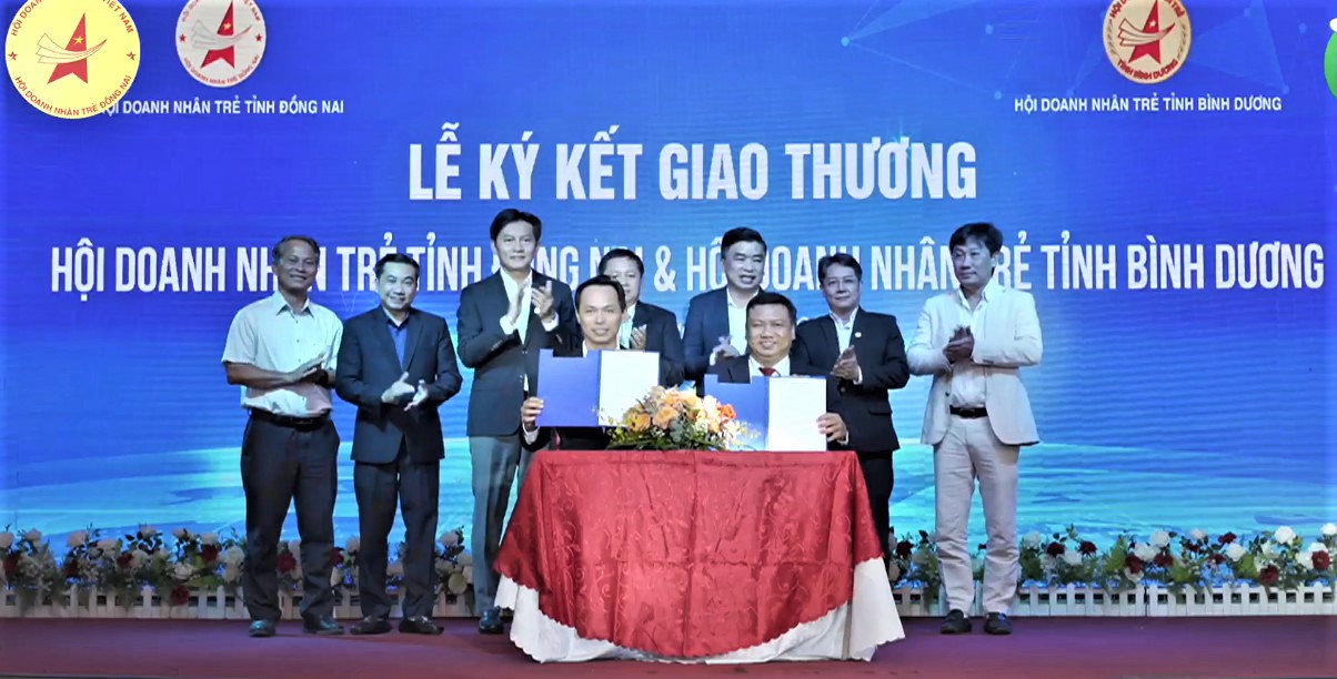 Ông Lê Bạch Long - Chủ tịch Hội Doanh nghiệp trẻ tỉnh Đồng Nai và ông Huỳnh Trần Phi Long - Hội Doanh nhân trẻ tỉnh Bình Dương đại diện ký.