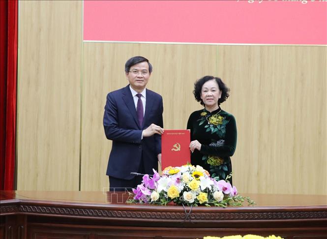 Đồng chí Trương Thị Mai, Ủy viên Bộ Chính trị, Thường trực Ban Bí thư, Trưởng ban Tổ chức Trung ương, trao quyết định của Bộ Chính trị cho đồng chí Đoàn Minh Huấn