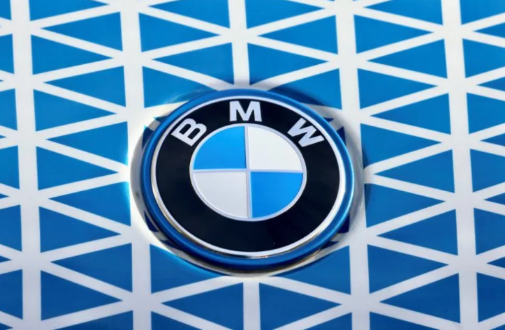 Logo của nhà sản xuất ô tô Đức BMW được nhìn thấy ở Brussels, Bỉ ngày 28 tháng 2 năm 2023. REUTERS