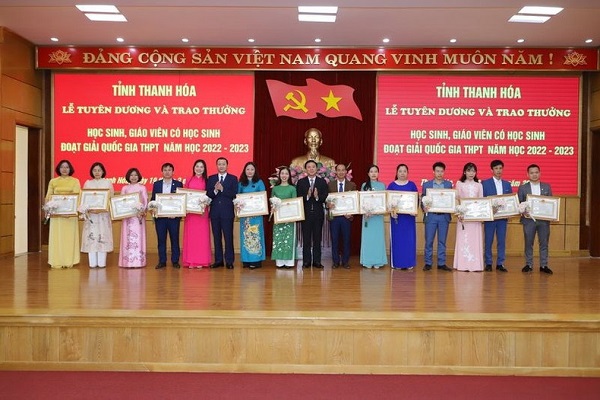 Những buổi lễ tuyên dương và trao thưởng học sinh, giáo viên có học sinh đạt giải Quốc gia của tỉnh Thanh Hóa luôn được tổ chức trang trọng, ấm cúng