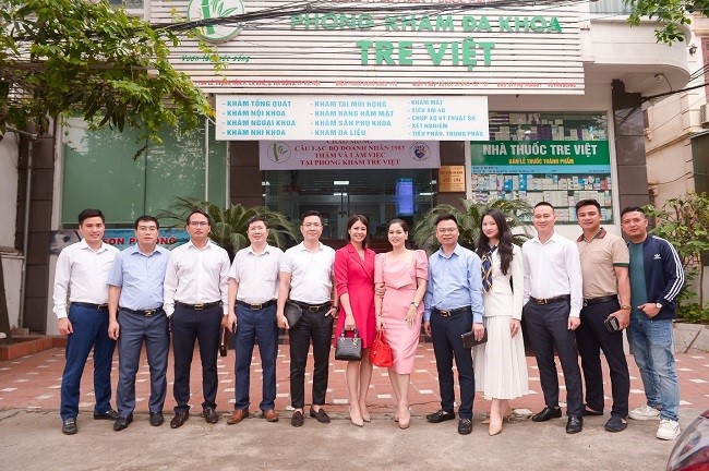 DN 1983 club members take souvenir photos at Tre Viet General Clinic.