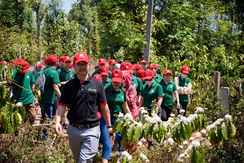 Nestlé Việt Nam cũng triển khai chuyến đi trải nghiệm tham quan vườn cà phê canh tác bền vững thuộc dự án NESCAFÉ Plan tại Buôn Ma Thuột.