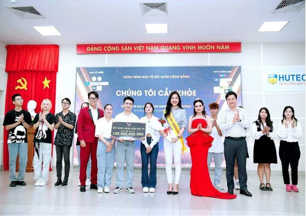 The organizers awarded the title of Ambassador "For public health" to Tran Thi My Linh - Student of Ho Chi Minh City University of Technology. HCM - HUTECH.
